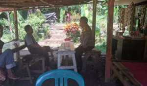 Aktif Sambangi Warga, Bhabinkamtibmas Polsek Ciampea Sampaikan Imbauan Cegah Kejahatan dan Bencana.