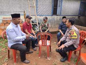 Jaga Kondusifitas Wilayah, Bhabinkamtibmas Polsek Klapanunggal Sambang Dengan Kepala Dusun Desa Kembangkuning Kecamatan Klapanunggal.