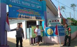 Sinergitas TNI-POLRI Bhabinkamtibmas dan Babinsa Ajak Warga Pasang Bendera Merah Putih Sambut HUT RI ke-80.