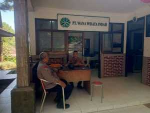 Bhabinkamtibmas Polsek Babakan Madang Sambangi Tempat Wisata dan Sampaikan Pesan Kamtibmas.