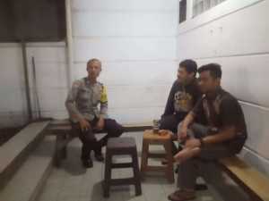 Ciptakan Lingkungan Aman, Bhabinkamtibmas Polsek Cisarua Patroli Pos Kamling dan Sampaikan Pesan Kamtibmas.