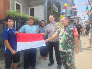 Sambut HUT RI ke-80, Bhabinkamtibmas Desa Pasir Mukti Bersama Forkopimdes Gelar Kerja Bakti dan Bagikan Bendera Merah Putih.
