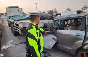 3 Tewas di Tempat akibat Mobil Tabrak Truk di Tol Cipali