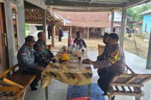 Perkuat Sinergitas, TNI-POLRI Polsek Klapanunggal Sambangi Warga Desa Ligarmukti Sampaikan Pesan Kamtibmas.