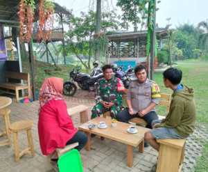 TNI-POLRI, Bhabinkamtibmas Polsek Parung Jalin Kedekatan dengan Warga Desa Binaan.
