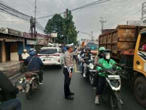 Ciptakan Kamseltibcarlantas, Anggota Polsek Ciampea Laksanakan Pengaturan Lalu Lintas Pagi Hari.