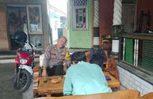 Dekatkan Diri dengan Masyarakat, Bhabinkamtibmas Desa Cikarawang Aktif Sambangi Warga.