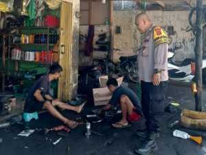 Bhabinkamtibmas Babakan Madang Sambangi Warga Desa Karang Tengah, Sampaikan Pesan Kamtibmas.