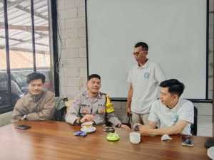 Jalin Kedekatan dan Jaga Kamtibmas, Bhabinkamtibmas Polsek Cisarua Sambangi Warga Desa Citeko