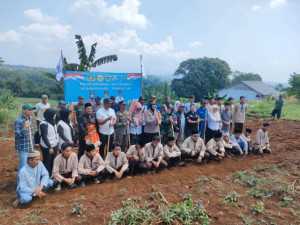 Kapolsek Dramaga Bersama Forkompimcam Kecamatan Dramaga Giat Penanaman Jagung Hybrida Diponpes Zahid Bin Tshabit wilayah Desa Purwasari, Ajak Jaga Kondusifitas Cegah Gangguan Kamtibmas
