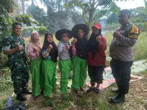 Sinergitas TNI-POLRI, Bhabinkamtibmas dan Babinsa Sambangi Tokoh Masyarakat Desa Lemahduhur Sampaikan Imbauan Kamtibmas