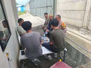Bhabinkamtibmas Polsek Caringin Sambangi Warga, Ajak Jaga Kondusifitas Lingkungan