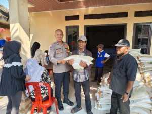 Bhabinkamtibmas Monitoring Distribusi Bansos Beras BAPENAS RI kepada Warga dan Sampaikan Pesan Kamtibmas