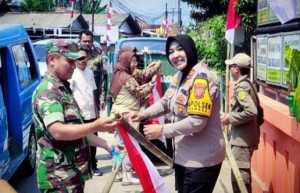 Kapolsek Dramaga Bersama Forkompimcam Kecamatan Dramaga Dan Kadis Damkar Kabupaten Bogor, Pembagian dan Pemasangan Bendera Merah Putih Untuk Masyarakat