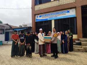 Bhabinkamtibmas Ciawi Sambangi Warga Bojongmurni, Serahkan Mushaf Al-Quran dan Sampaikan Pesan Kamtibmas