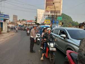 Polsek Ciampea Hadir di Titik Rawan Kemacetan, Pastikan Kelancaran Aktivitas Pagi Warga