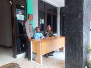 Wujudkan Rasa Aman, Polsek Cisarua Kawal Penyaluran Bansos dan Sampaikan Himbauan Kamtibmas