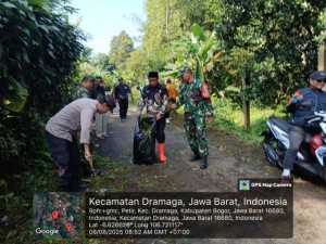 Bhabinkamtibmas Wilayah Hukum Polsek Dramaga Giat Jumat Bersih Bersih (JUMSIH) di wilayah Binaan Desa Petir