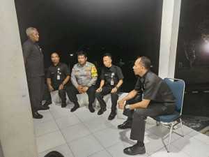 Patroli Malam, Bhabinkamtibmas Polsek Cisarua Kontrol Pos Kamling dan Sampaikan Pesan Kamtibmas