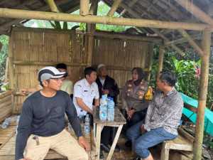 Kapolsek Dramaga Bersinergi Dengan Kades Babakan Laksanakan Program Jumat Curhat Door To Door, Dengarkan Aduan Keluh Kesah Warga Masyarakat