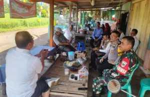 Sinergitas TNI-POLRI, Bhabinkamtibmas dan Babinsa Sambangi Warga Desa Sukamaju