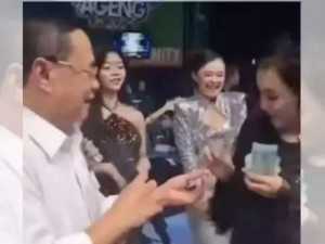 Viral Bupati Pati Sudewo yang Naikkan PBB 250%, Sawer Biduan