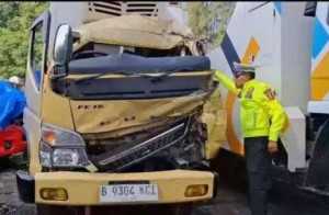 Terjadi Lagi! Kecelakaan Tol Cipularang, Truk Boks Tabrak Tronton, Satu Tewas