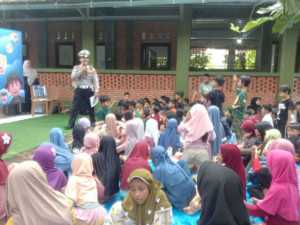 Polisi Sahabat Anak, Kanit Lantas Polsek Ciomas Edukasi Siswa SD Alam Padasuka Soal Tertib Berlalu Lintas