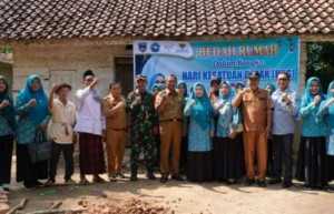 HKG PKK ke-53, Ketua TP PKK OKU Timur dr. Sheila Serahkan Bantuan Bedah Rumah di Negeri Agung Jaya