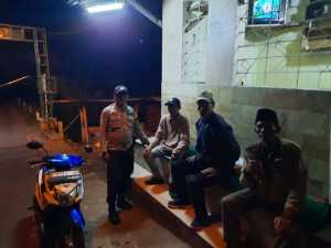 Patroli Malam, Bhabinkamtibmas Cisarua Ajak Warga Tingkatkan Siskamling