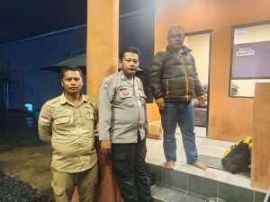 Patroli Malam, Bhabinkamtibmas Polsek Cisarua Kontrol Pos Kamling dan Sampaikan Pesan Kamtibmas
