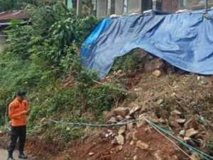 Diterjang Angin Kencang Dan Hujan Deras Di Malasari Nanggung Bogor Mengakibatkan 12 Rumah Rusak dan Longsor