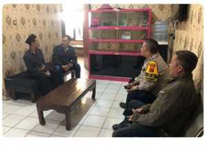 Kanit Reskrim Polsek Dramaga bersama Bhabinkamtibmas Laksanakan Program Jumat Curhat Door To Door, Dengarkan Aduan Keluh Kesah Warga Masyarakat Terkait Harkamtibmas