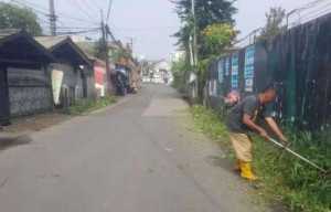 UPTD PU Wilayah III Cicurug Lakukan Babad Rumput di Ruas Jalan Cicurug Cidahu