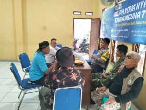 Bhabinkamtibmas Polsek Parung bersinergi dengan TNI menjalin kedekatan Dengan masyarakat Desa binaan