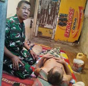 Babinsa Sialang dan FORMASI Ulurkan Tangan untuk Warga Lumpuh di Palembang