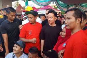 Tonton Lomba Panjat Pinang di Kalimalang, Gibran Merasa Terhibur: Seru, Besok Lanjut Lagi