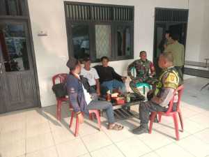 Kolaborasi TNI-POLRI di Desa Gandoang: Perkuat Keamanan dan Kedekatan dengan Warga