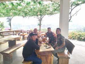Sinergi TNI-POLRI, Bhabinkamtibmas Polsek Cijeruk dan Babinsa Sambang Warga Desa Warung Menteng