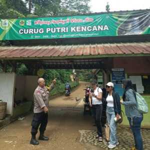 Cegah Gangguan Kamtibmas, Bhabinkamtibmas Babakan Madang Sambangi Wisatawan