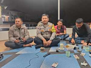 Patroli Malam, Bhabinkamtibmas Polsek Cisarua Himbau Warga Aktifkan Siskamling