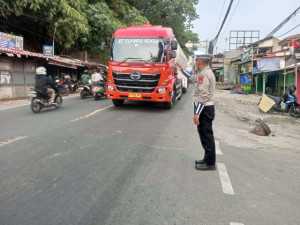 Anggota Polsek Ciampea Polres Bogor Laksanakan Pengaturan Lalu Lintas Sore Hari