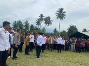 Kunjungi Korban Bencana di Poso, Wapres Gibran: Tetap Sekolah Ya