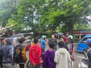 Kapolsek Dramaga Bersama Anggota, Lakukan Penyekatan Antisipasi Adanya Massa Yang akan Berangkat Ke Jakarta Dalam Aksi Unras Ke DPR RI Di Depan Mako Polsek Dramaga