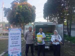 Personel Polsek Cibinong Jual Beras Bulog Langsung ke Masyarakat dengan Harga Terjangkau
