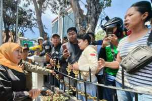 Gubernur Khofifah Temui Warga dan Ajak Masuk Grahadi