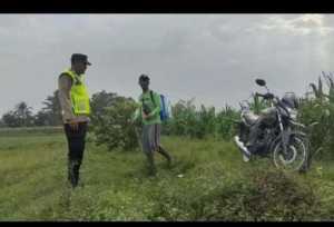 Bripka Setiono Polsek Semendawai Suku III Monitor lahan jagung di desa Tulung harapan
