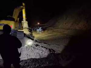 Tanah Longsor di Jalan Trans Sulawesi, 9 Kendaraan Tertimbun