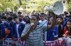 Demo di Dili-Timor Leste Ricuh, Polisi Tembakkan Gas Air Mata