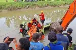Truk Pasir Pinrang Terjun ke Sungai gegara Google Maps, 1 Kernet Tewas